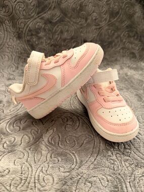 Nike Kids Pink and White Velcro Low-Top Sneakers